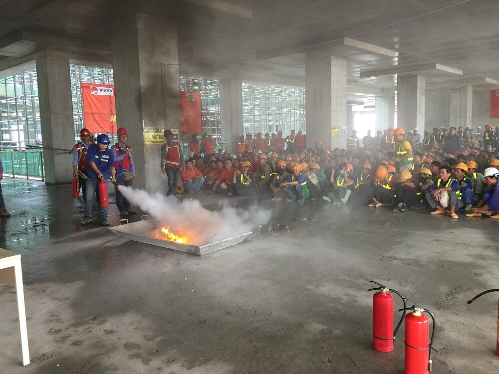 Các công nhân được trực tiếp thực hành chữa cháy