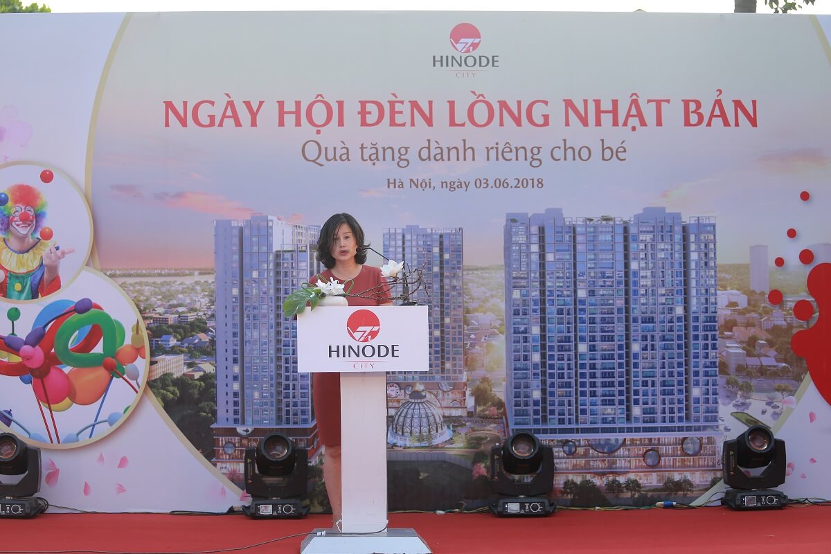 Bà Phạm Hoàng Oanh – Đại diện Chủ đầu tư dự án Hinode City lên phát biểu khai mạc chương trình