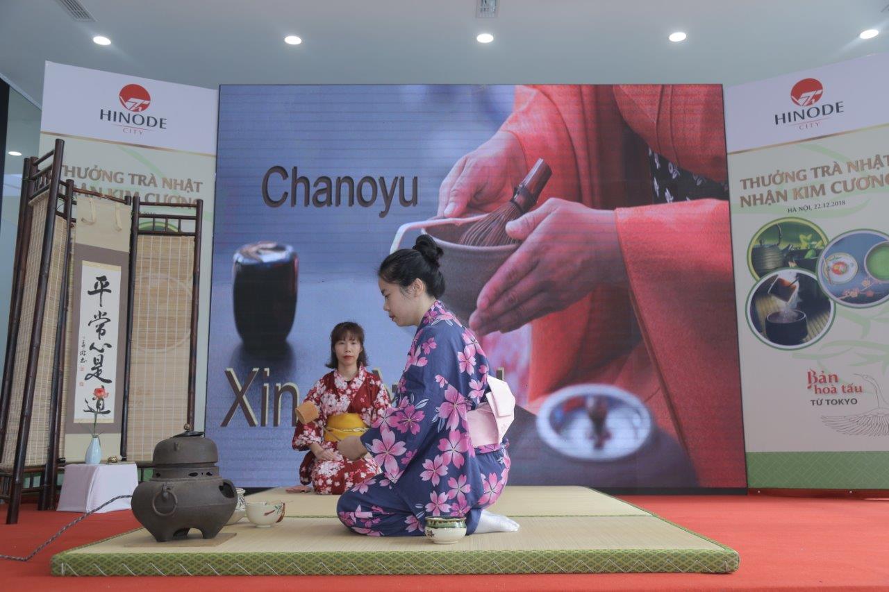 Biểu diễn nghệ thuật trà đạo Nhật Bản trong không gian Khu căn hộ mẫu và VPBH dự án Hinode City