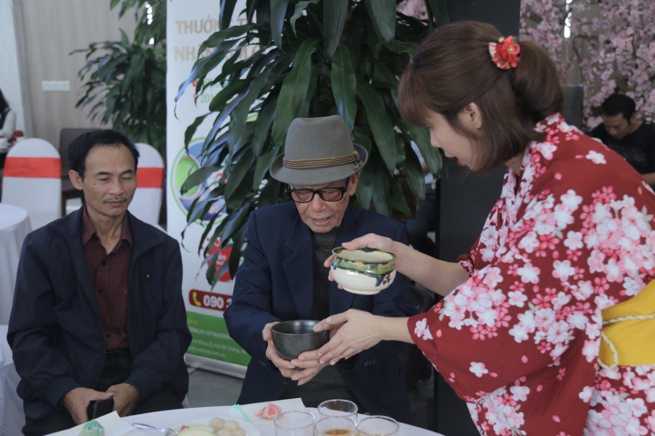 Các cư dân Hinode City tương lai thưởng thức trà đạo Nhật Bản