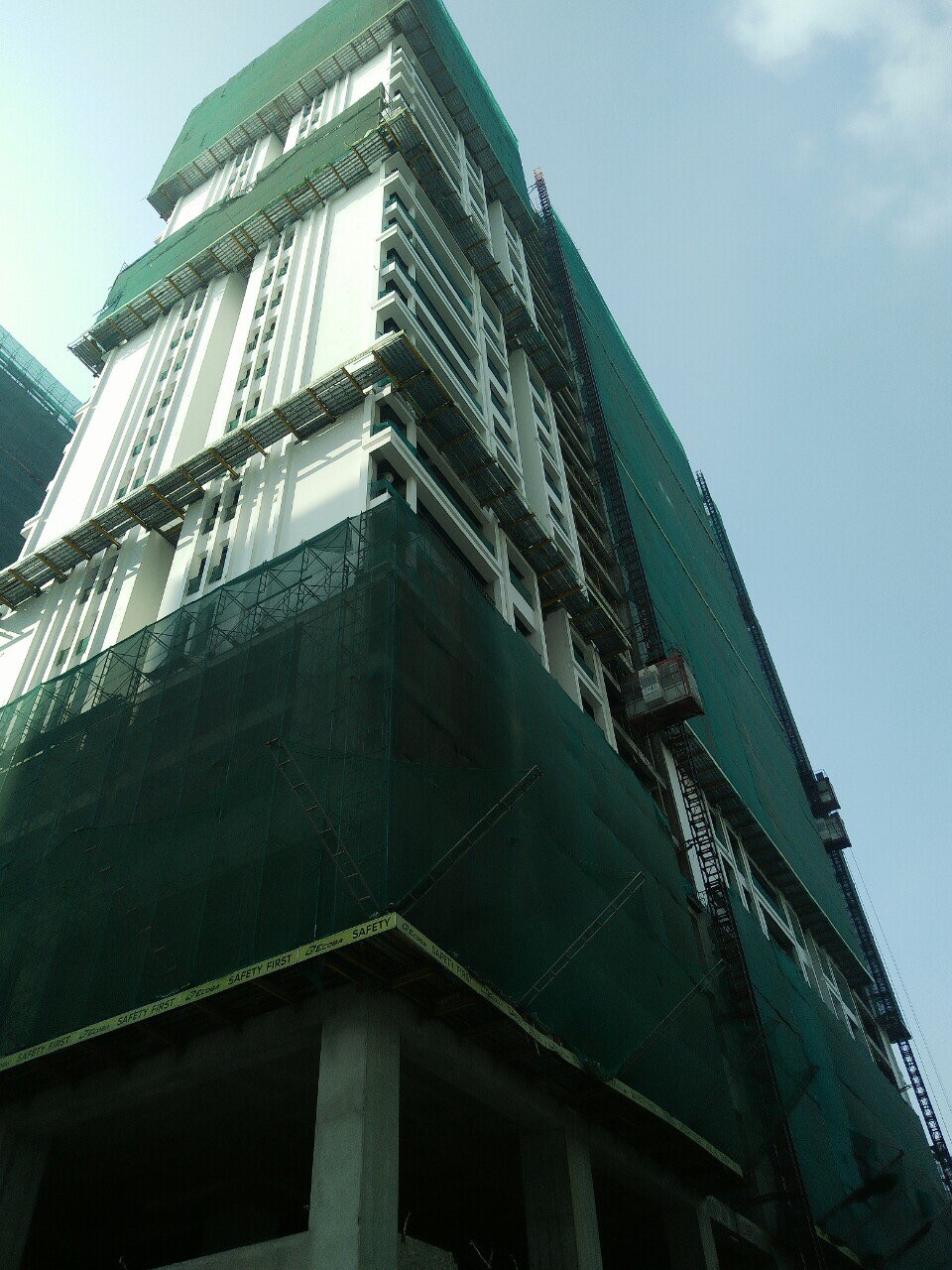 Tòa tháp Hi-Mark được sơn bả mặt ngoài đến tầng 22 và tháo giáo mặt ngoài 2