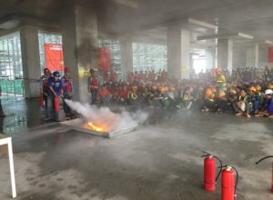 Các công nhân được trực tiếp thực hành chữa cháy